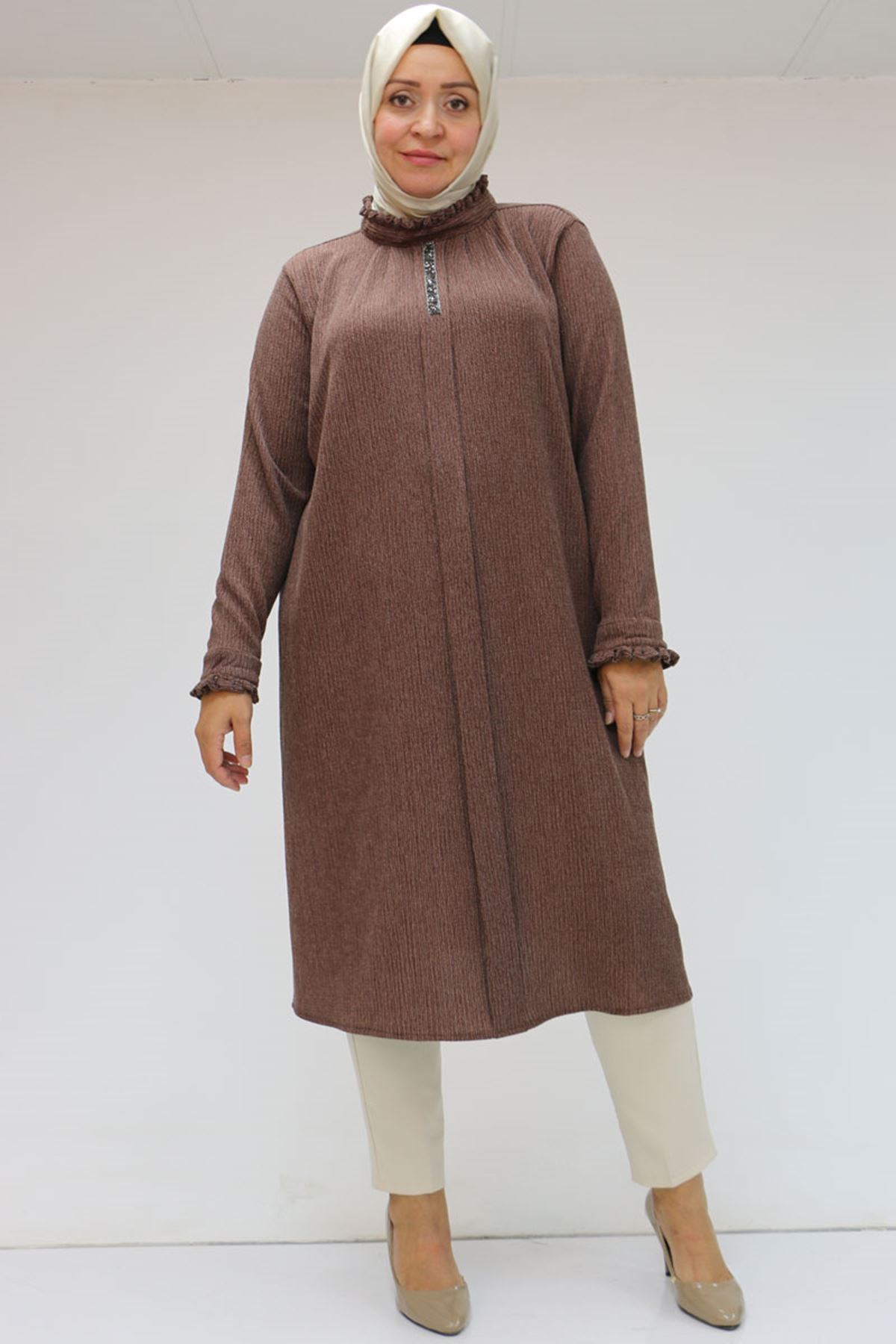 48075 Büyük Beden Yakası Ve Manşeti Fırfır Detaylı Bürümcük Tunik - Kahve