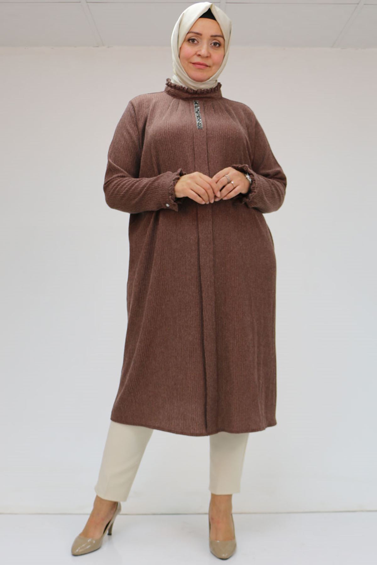 48075 Büyük Beden Yakası Ve Manşeti Fırfır Detaylı Bürümcük Tunik - Kahve