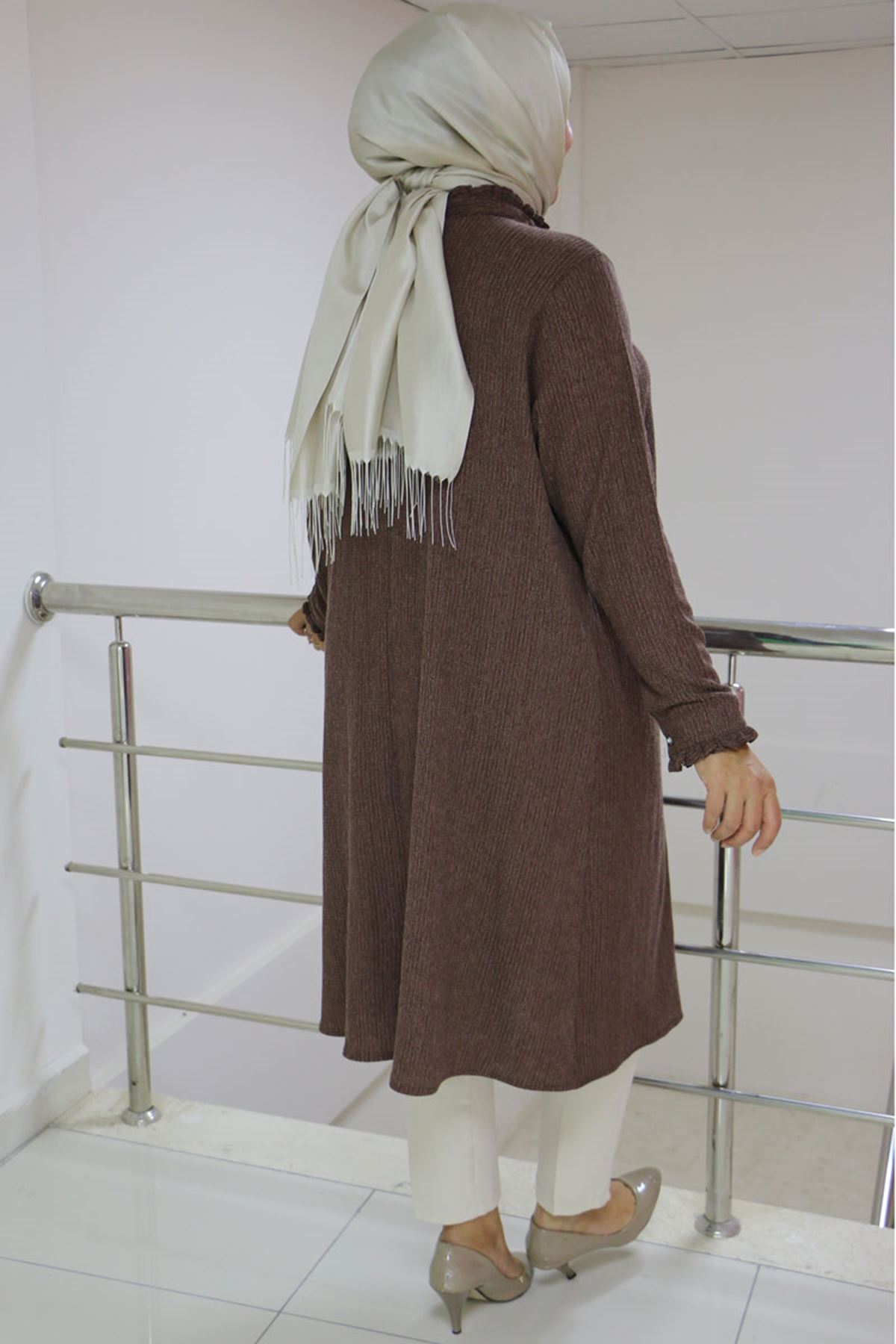 48075 Büyük-E Beden Yakası Ve Manşeti Fırfır Detaylı Bürümcük Tunik - Kahve 