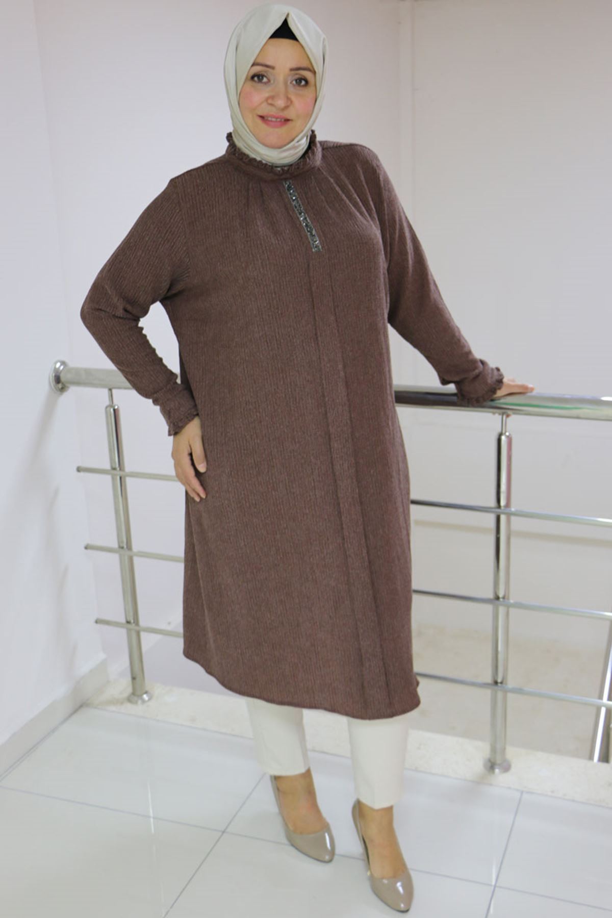 48075 Büyük-E Beden Yakası Ve Manşeti Fırfır Detaylı Bürümcük Tunik - Kahve 