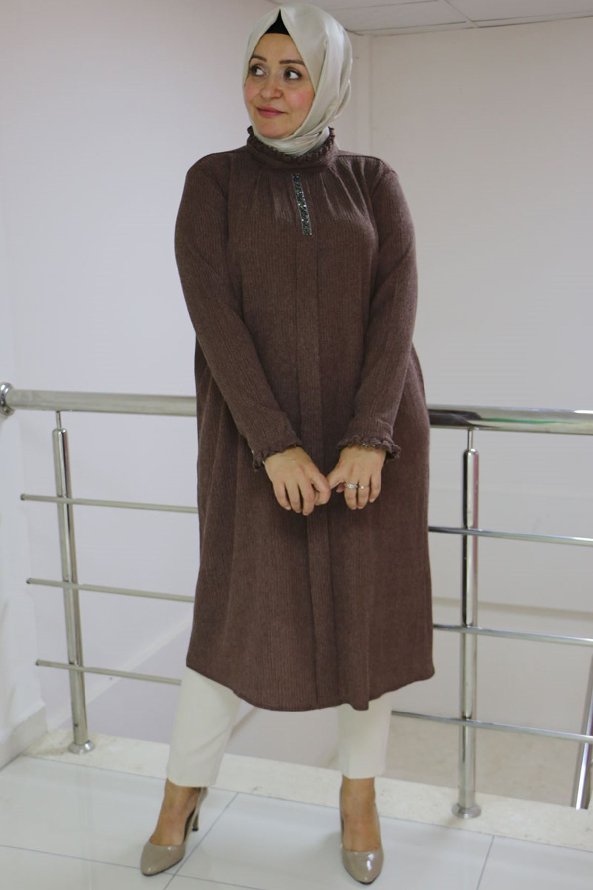 48075 Büyük-E Beden Yakası Ve Manşeti Fırfır Detaylı Bürümcük Tunik - Kahve 