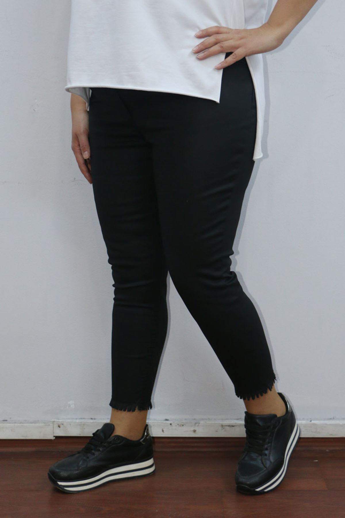 9138  Büyük Beden Mat Deri Görünümlü Dar Paça Kot Pantalon- Siyah-1