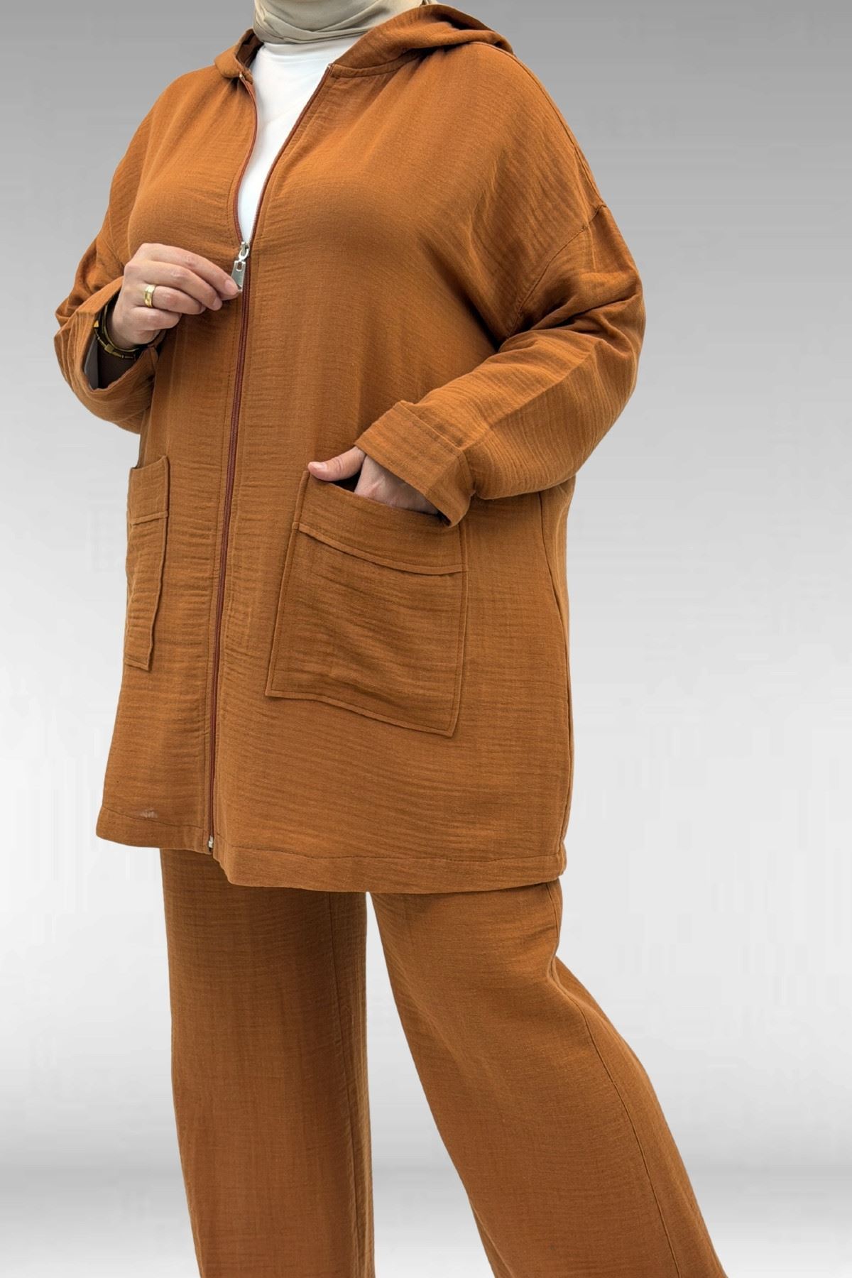 67035 Büyük Beden Kapşonlu Fermuarlı Müslin Pantolonlu Takım - Tarçın