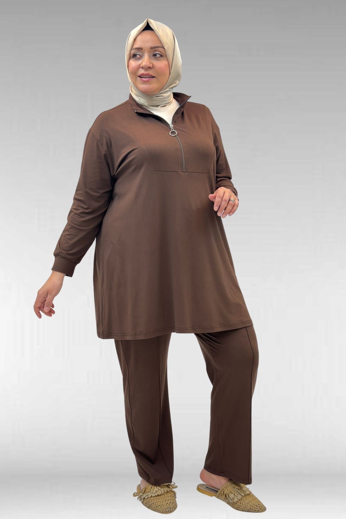 67014 Büyük Beden Parçalı Yakalı Fermuarlı Pantolonlu Penye Takım - Kahve
