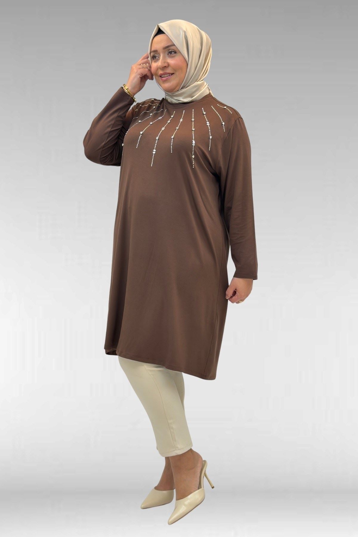 68002 Büyük Beden Önü Güneş Parıltılı Taş Baskılı Penye Tunik - Kahve