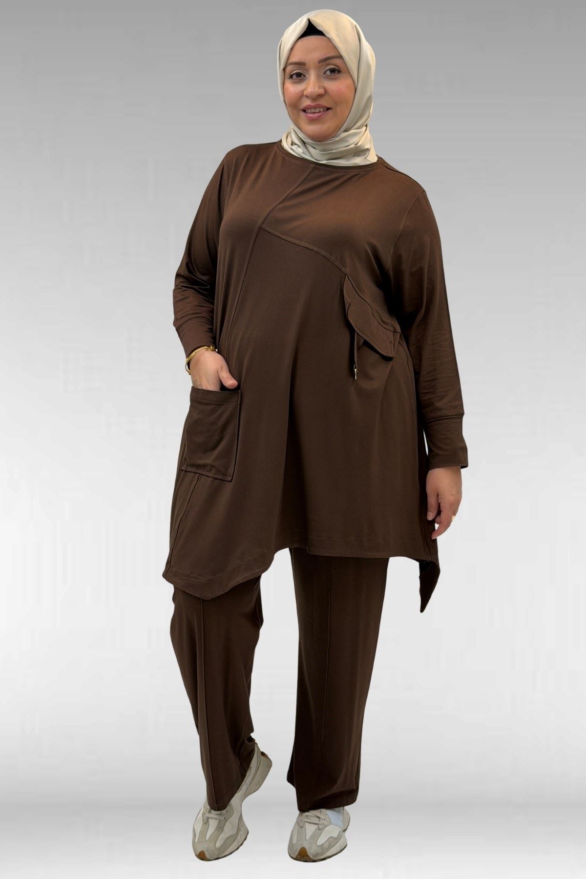 67040 Büyük Beden Cep Kapak Modelli D Halka Detaylı Penye Pantolonlu Takım - Kahve