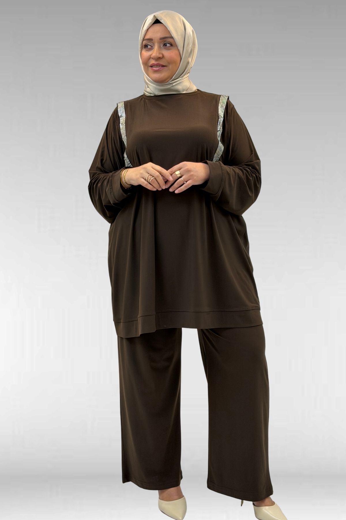 67022 Büyük Beden Omzu Taş Detaylı Sandy Pantolonlu Takım - Kahve