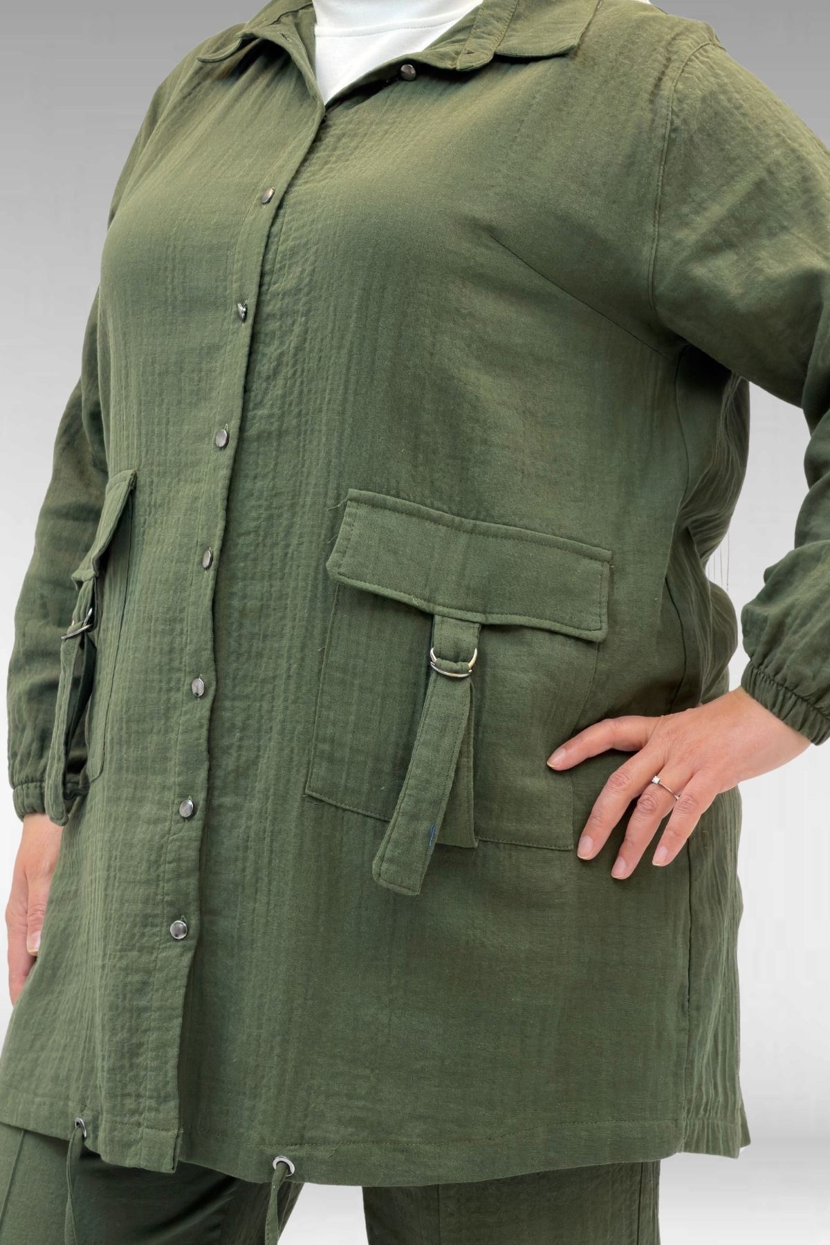 67015 Büyük Beden Cepleri D Toka Detaylı Müslin Pantolonlu Takım - Haki