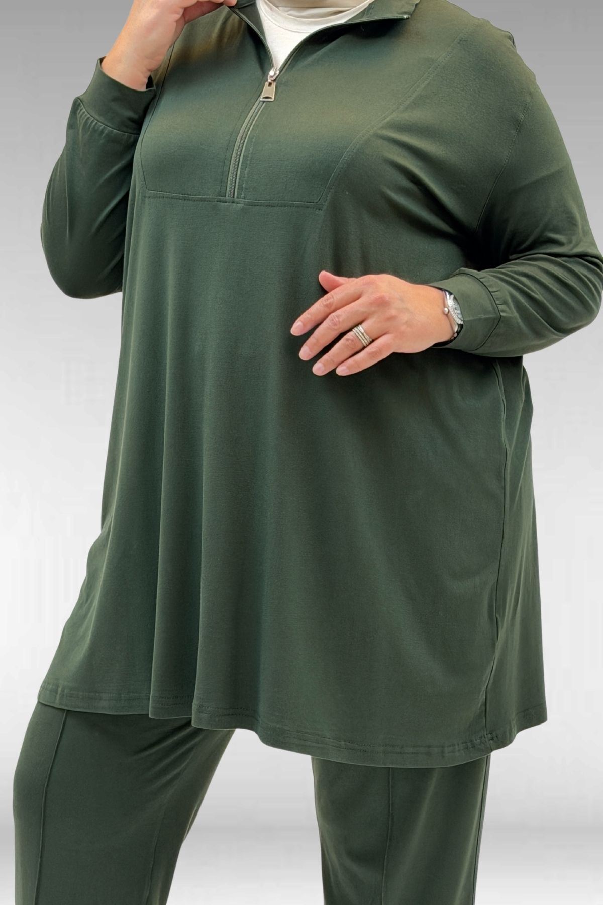 67014-E Büyük Beden Parçalı Yakalı Fermuarlı Pantolonlu Penye Takım - Haki