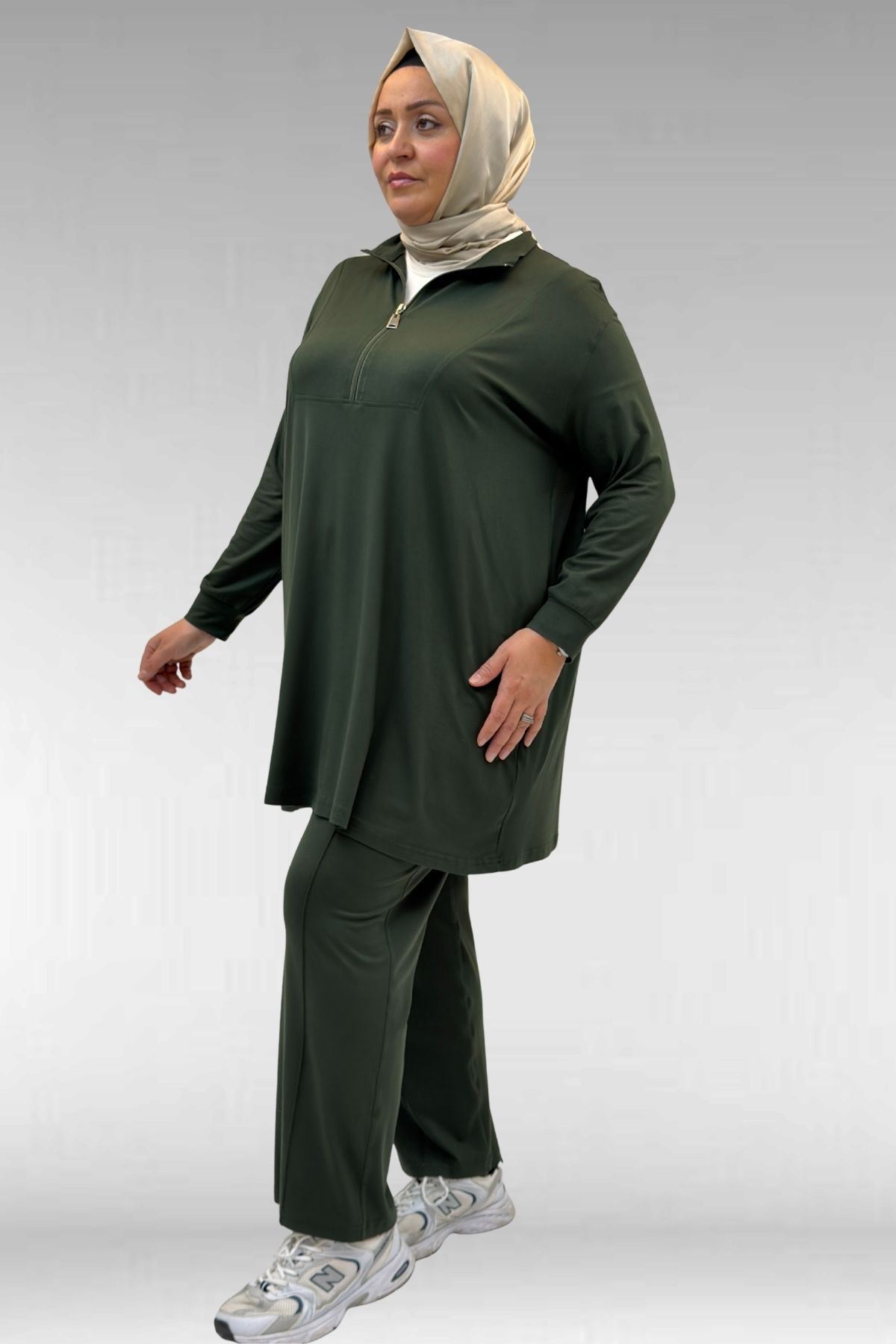 67014-E Büyük Beden Parçalı Yakalı Fermuarlı Pantolonlu Penye Takım - Haki