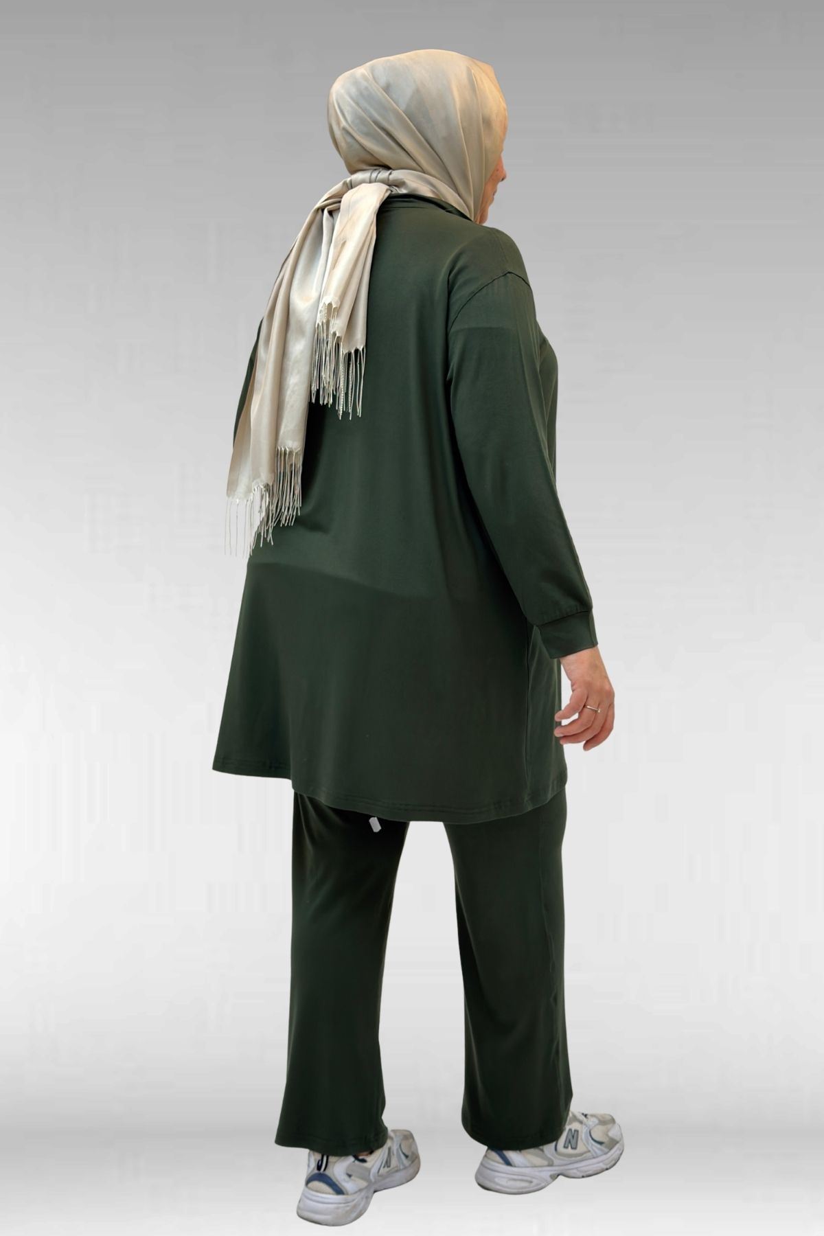 67014-E Büyük Beden Parçalı Yakalı Fermuarlı Pantolonlu Penye Takım - Haki