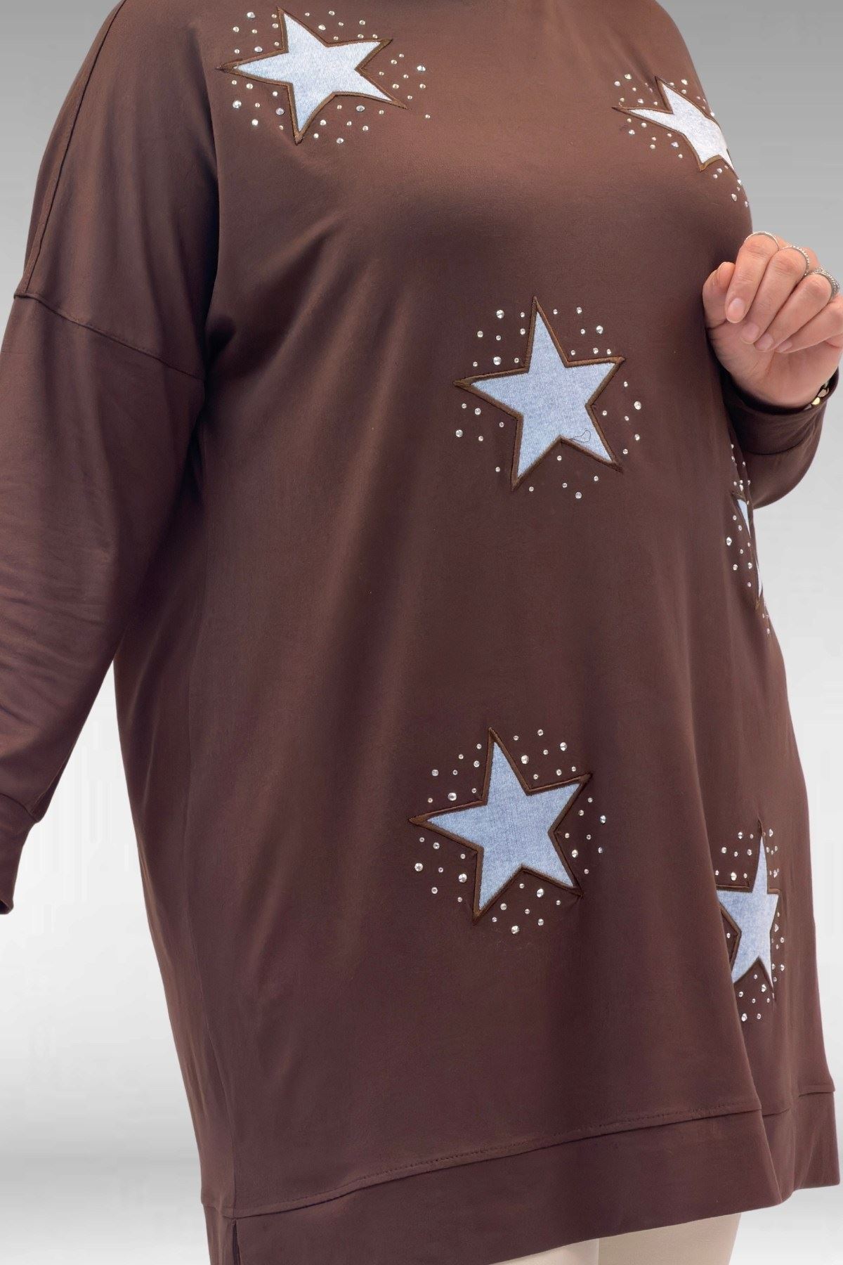58013 Büyük Beden Önü Yıldız Ve Taş Detaylı Penye Tunik - Kahve