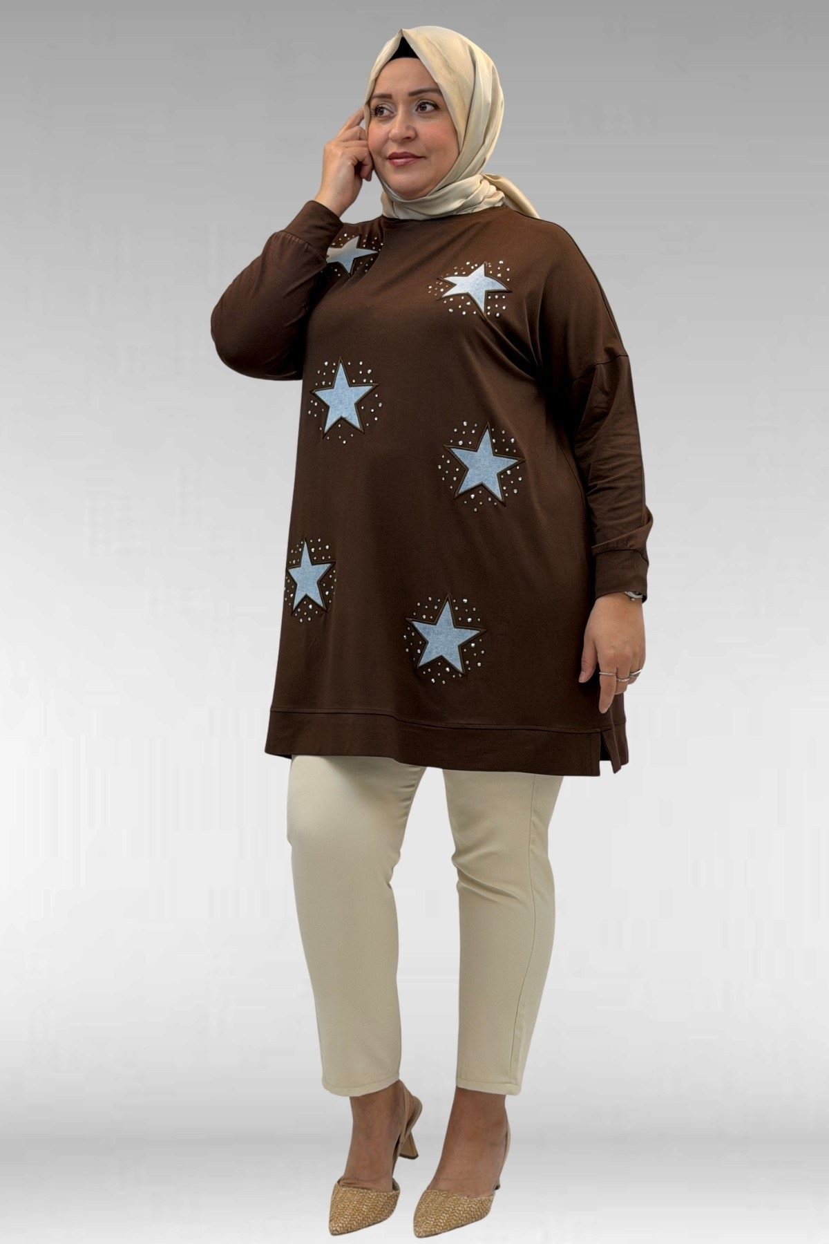 58013 Büyük Beden Önü Yıldız Ve Taş Detaylı Penye Tunik - Kahve