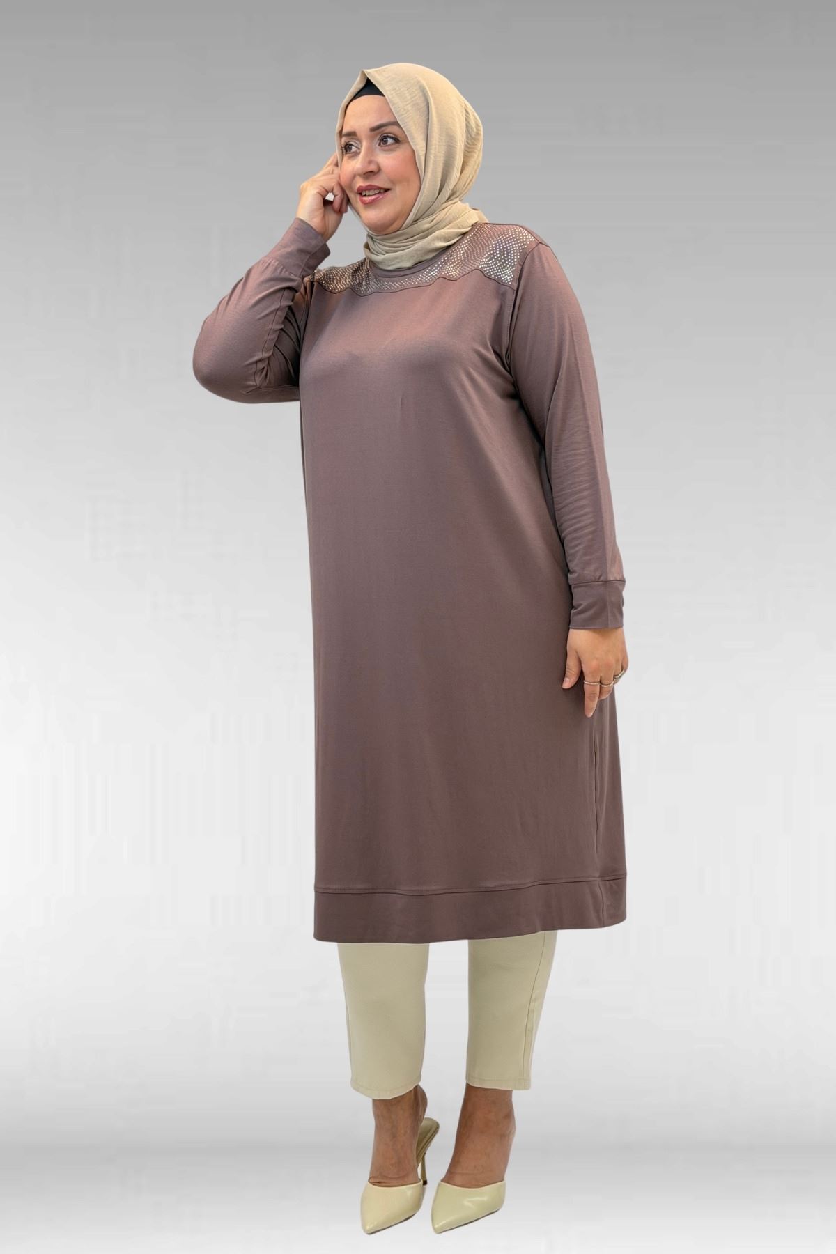 68036 Büyük Beden Önü Parçalı Taş Detaylı Penye Tunik - Vizon