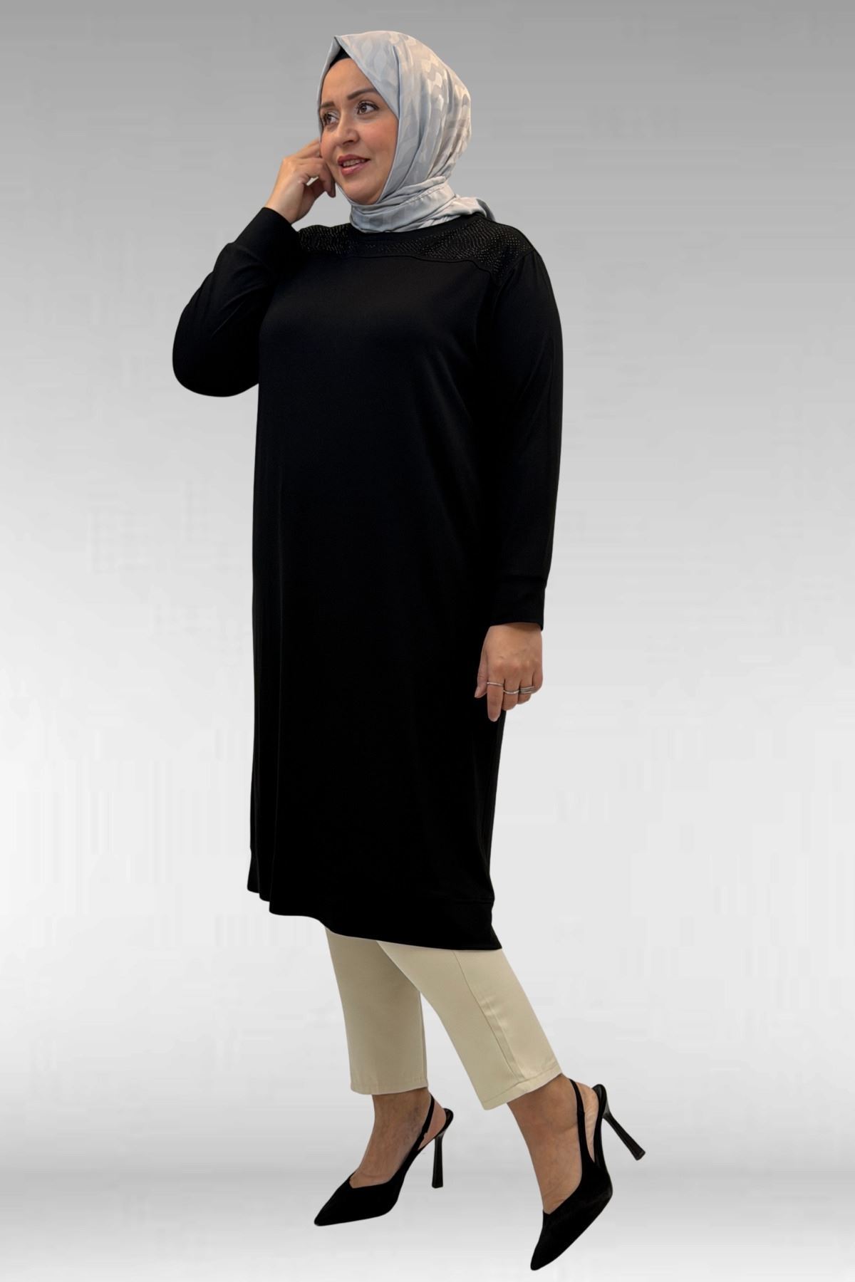 68036 Büyük Beden Önü Parçalı Taş Detaylı Penye Tunik - Siyah