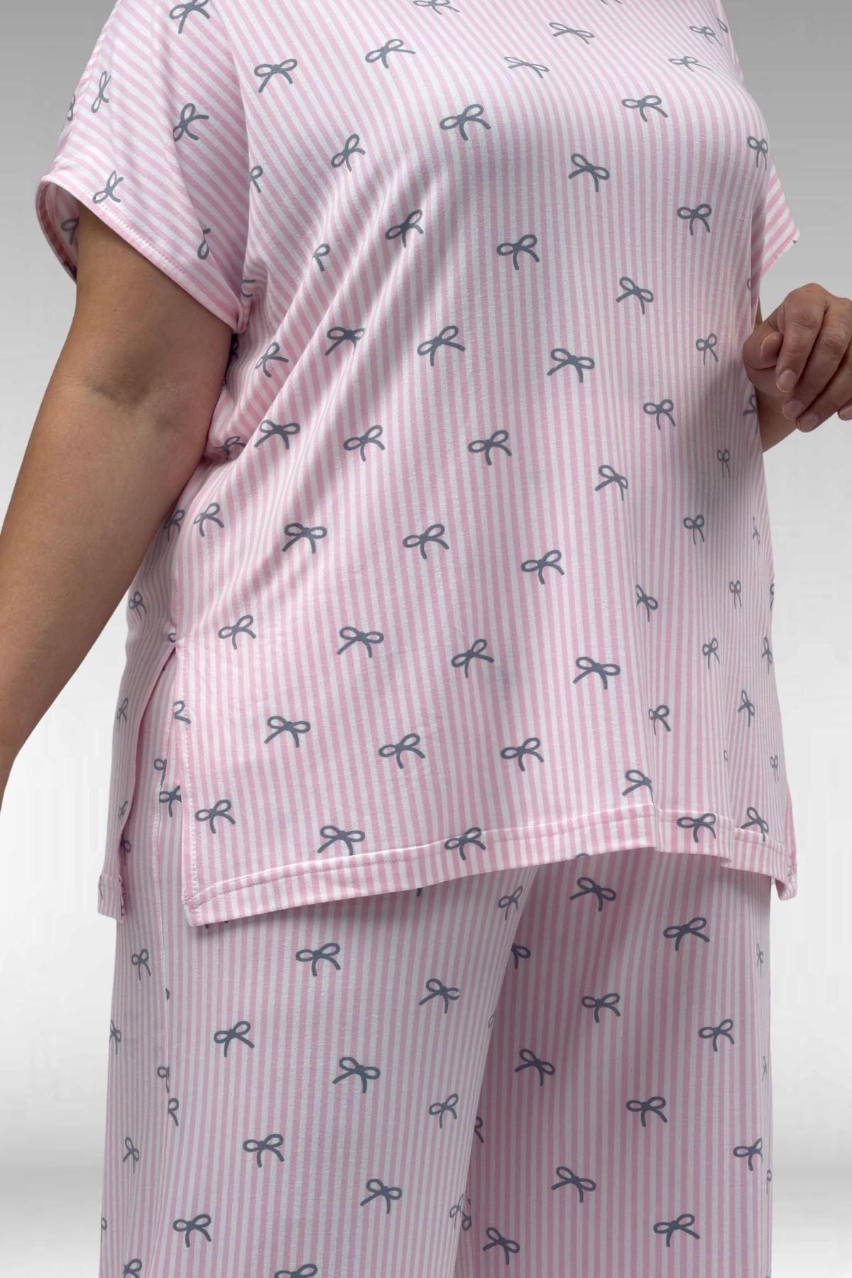 67802 Büyük Beden Yanı Yırtmaçlı Milan Pijama Takımı - Antrasit Kurdele Desenli
