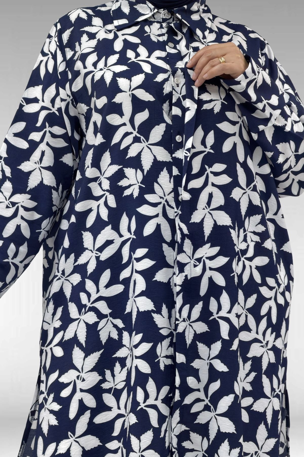 68045 Büyük Beden Kolu Kıvırma Detaylı Mango Tunik - Yaprak Desenli Lacivert