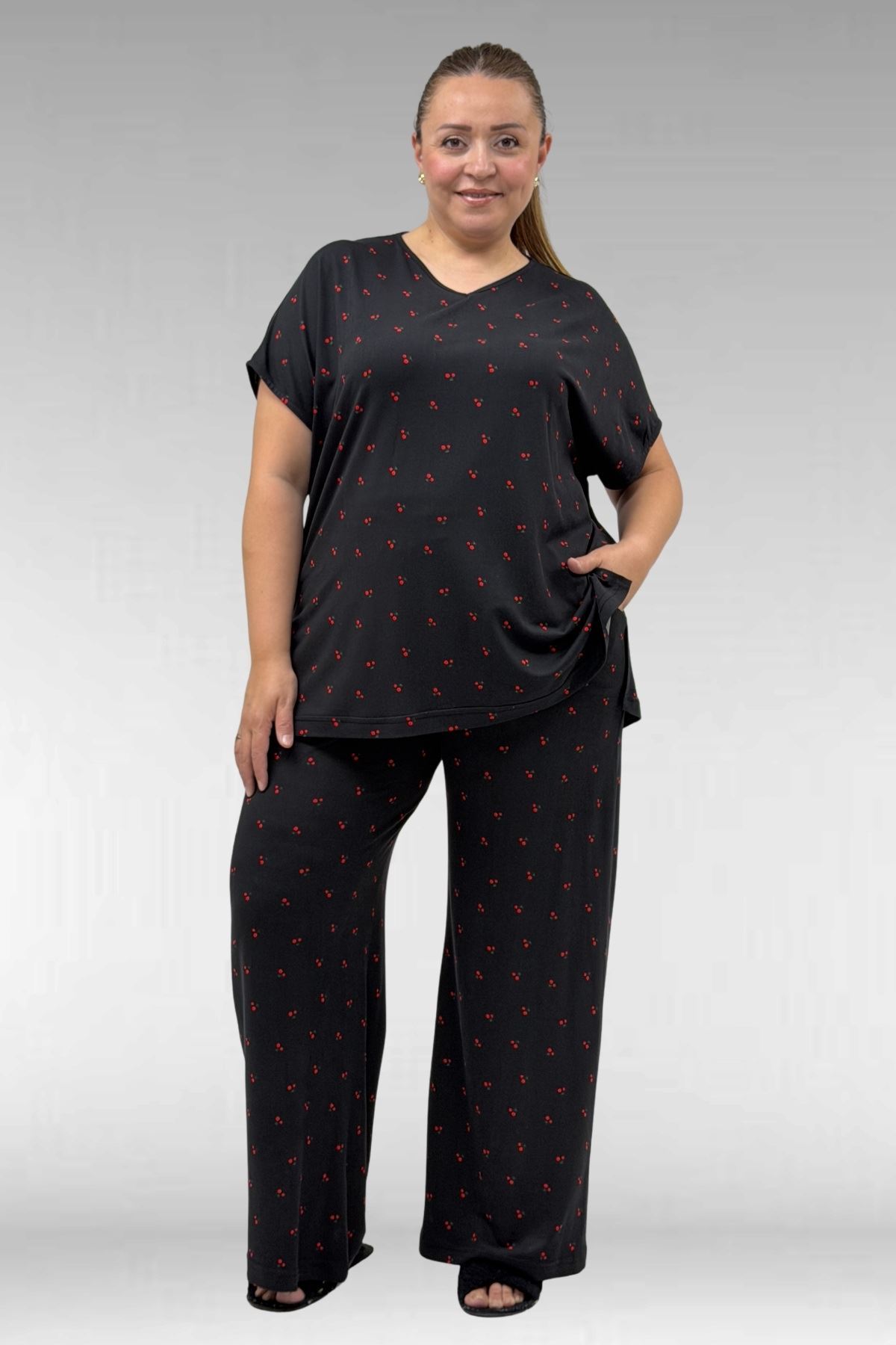 67802-E Büyük Beden Yanı Yırtmaçlı Milan Pijama Takımı - Kiraz Desenli