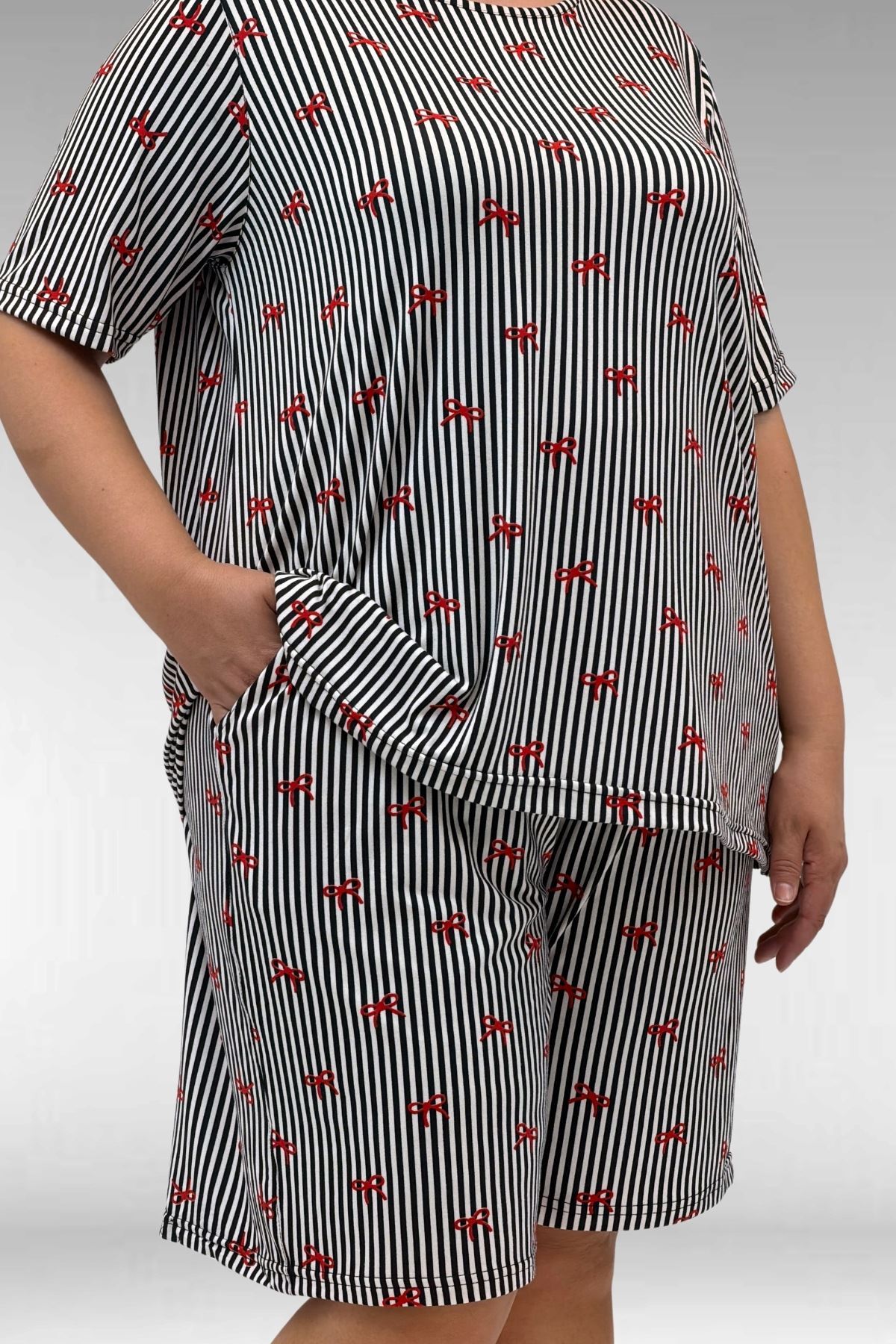 67805 Büyük Beden Desenli Şort-Tişört Pijama Takımı - Kırmızı Kurdele Desenli
