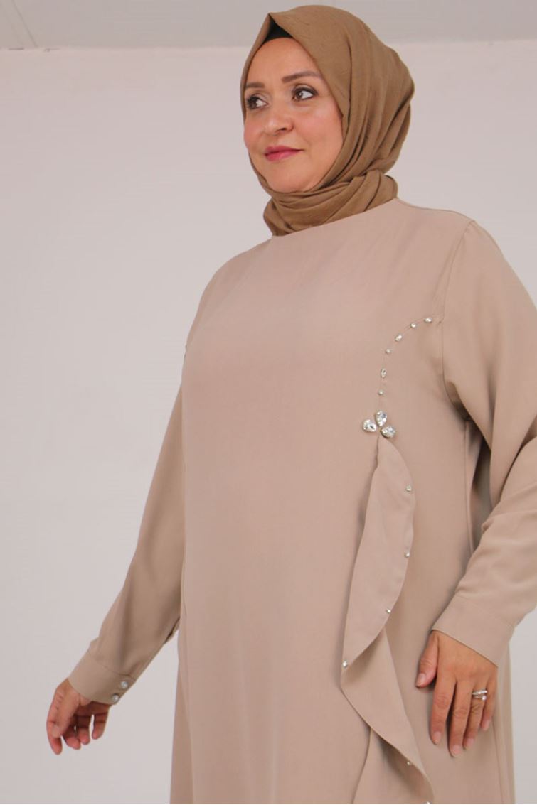 52016 Büyük Beden Önü Fırfırlı Taş Detaylı Krep Elbise - Bej
