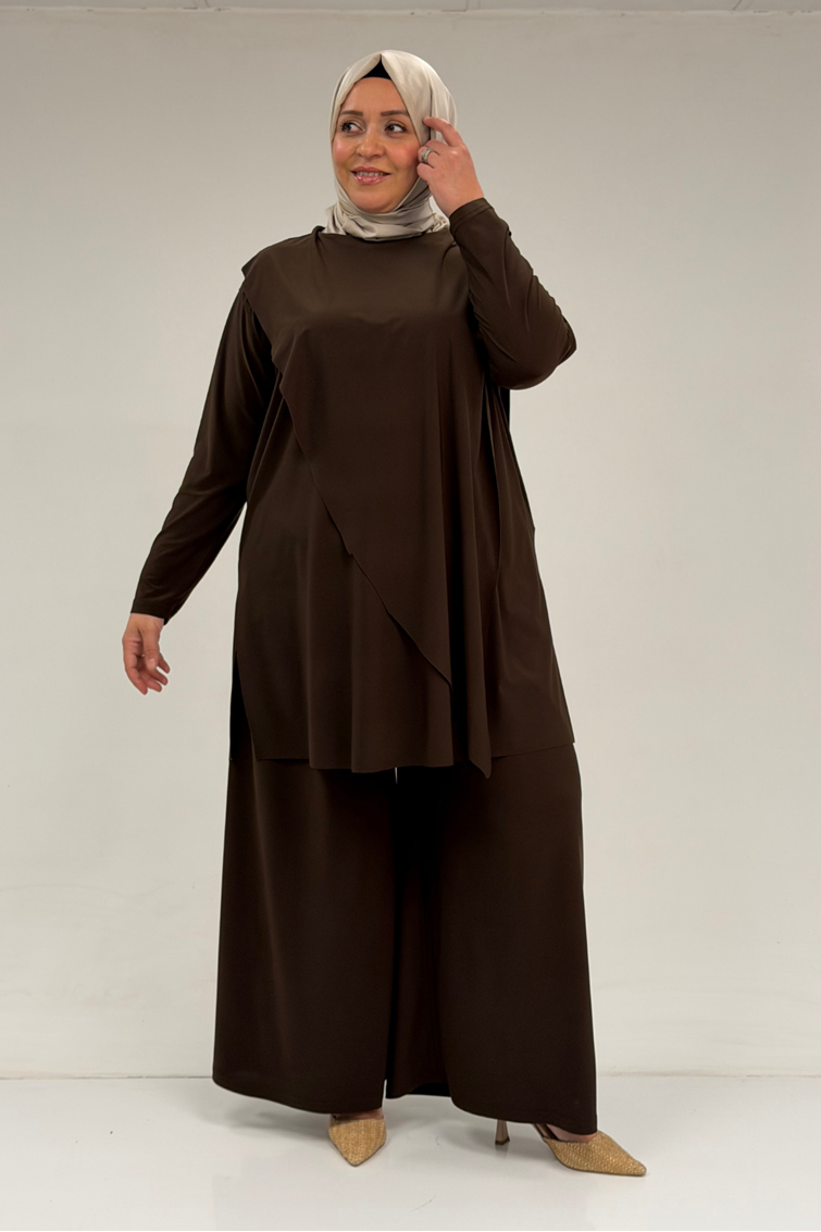 67004 Büyük Beden Önü Ve Arkası Pelerin Detaylı Sandy Pantolonlu Takım - Kahve